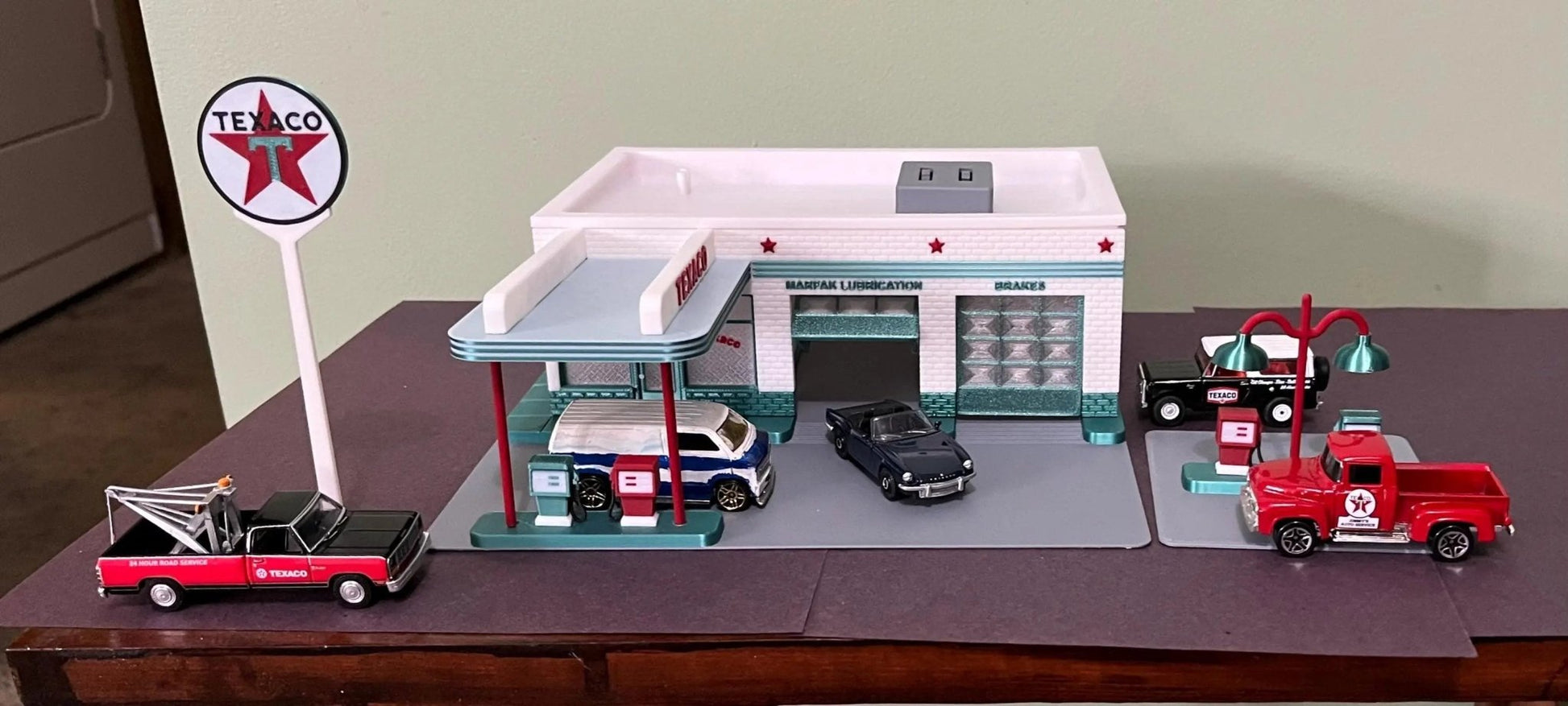 1/64 Scale Two - Bay Garage Diorama: Gas Station, Service Center for Hot Wheels, Matchbox and other 1/64 scale Diecast. Any company logo you want! - ZS3DPrintZ