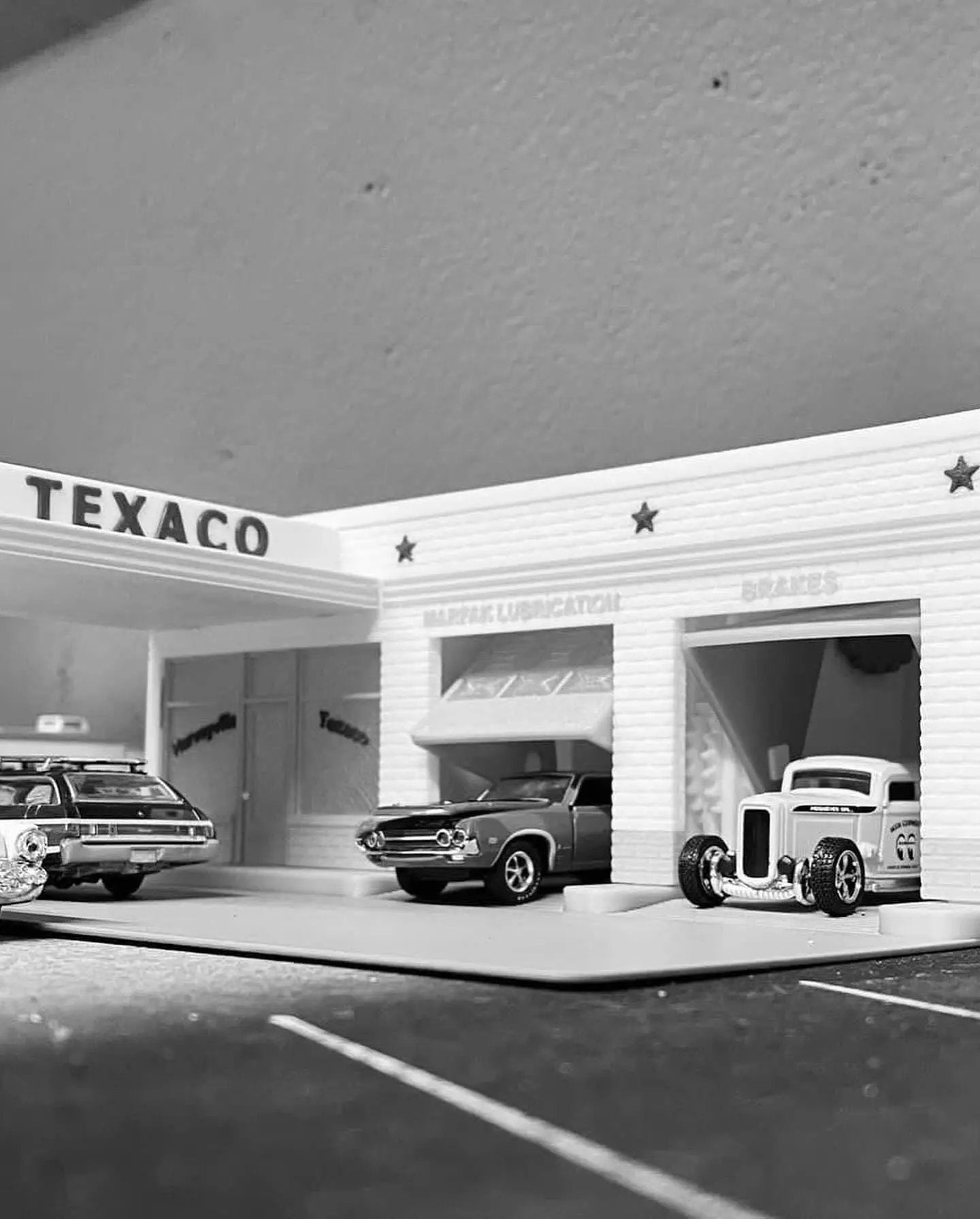 1/64 Scale Two - Bay Garage Diorama: Gas Station, Service Center for Hot Wheels, Matchbox and other 1/64 scale Diecast. Any company logo you want! - ZS3DPrintZ