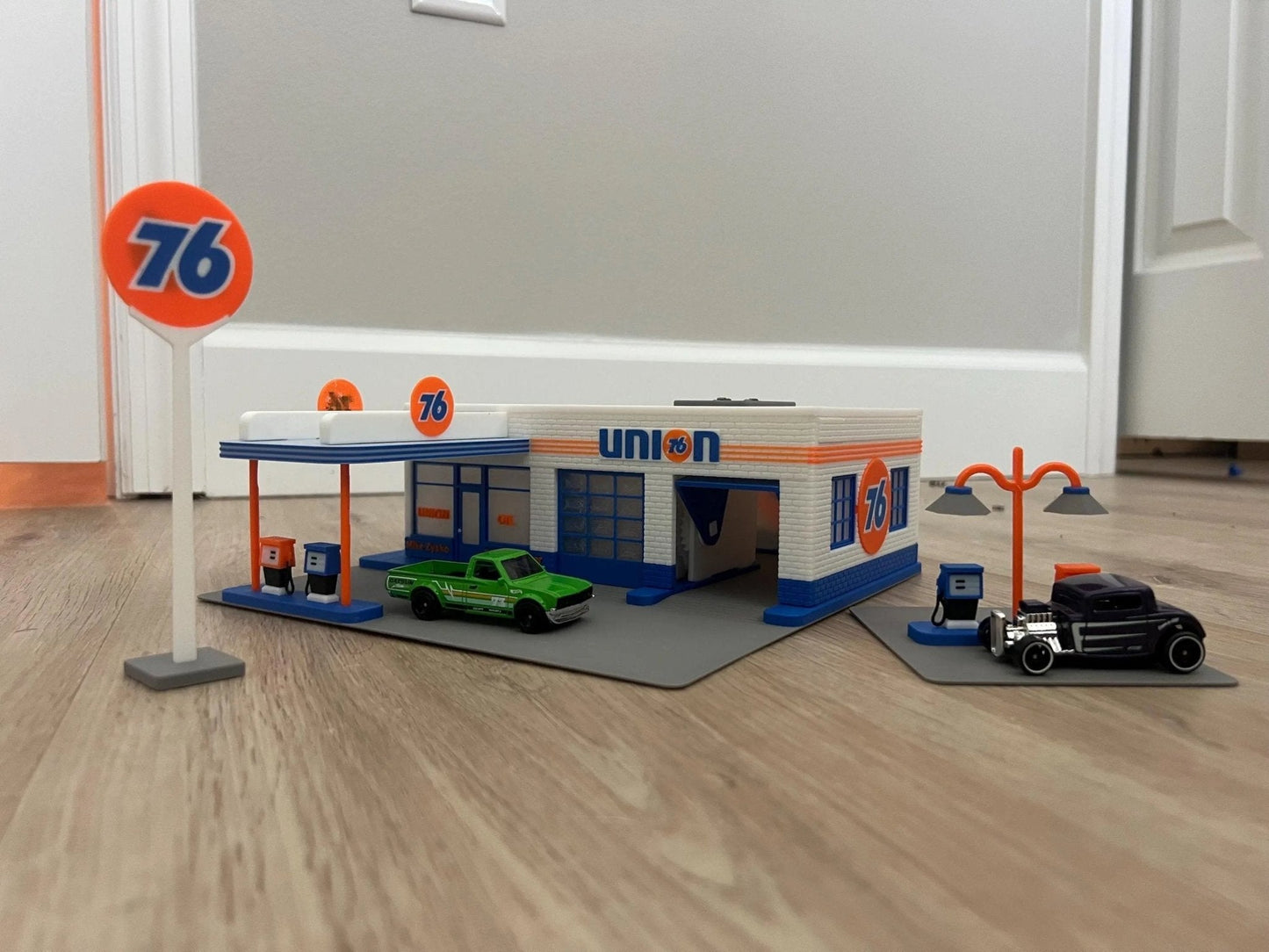 1/64 Scale Two - Bay Garage Diorama: Gas Station, Service Center for Hot Wheels, Matchbox and other 1/64 scale Diecast. Any company logo you want! - ZS3DPrintZ