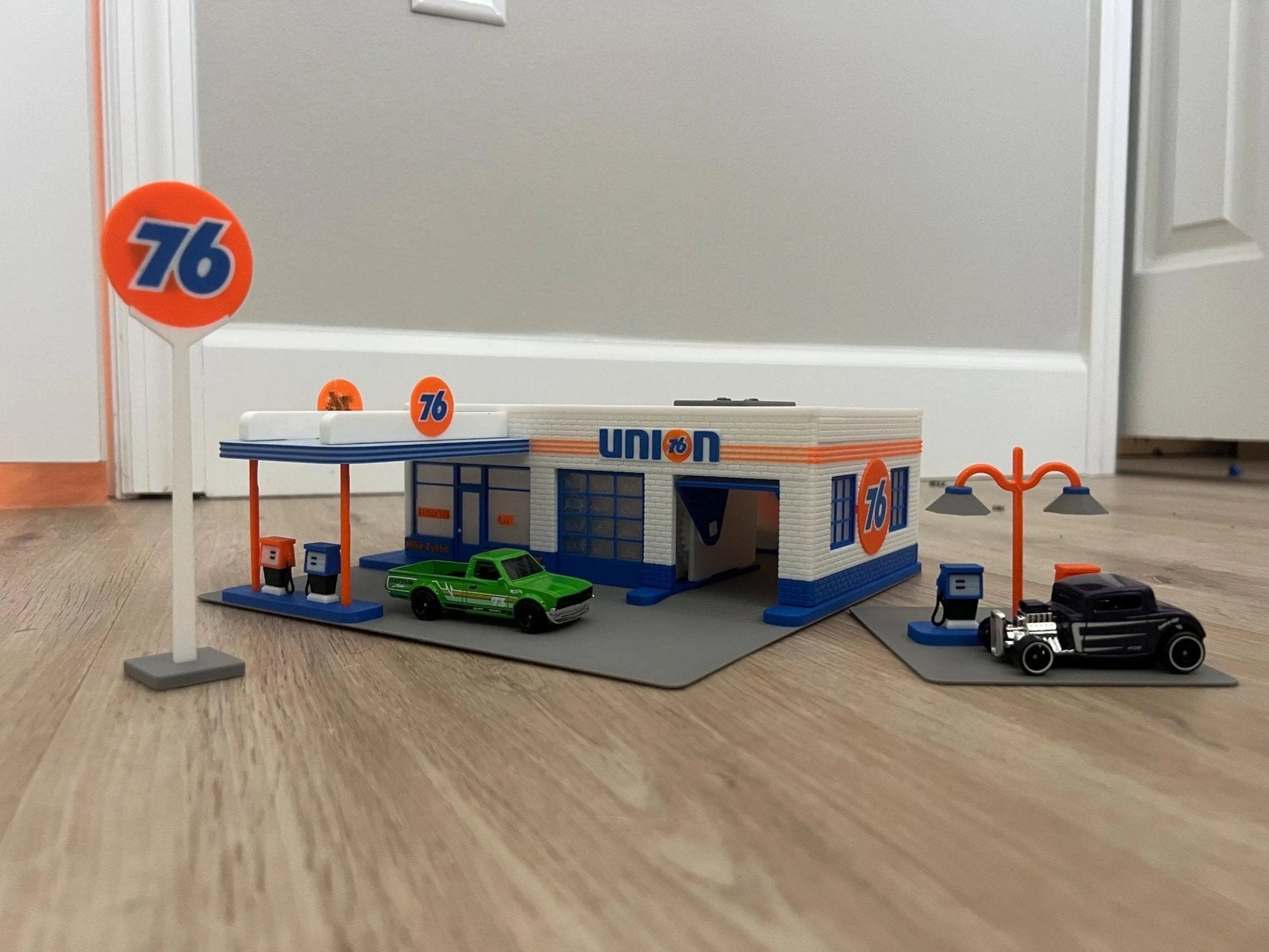 1/64 Scale Two - Bay Garage Diorama: Gas Station, Service Center for Hot Wheels, Matchbox and other 1/64 scale Diecast. Any company logo you want! - ZS3DPrintZ