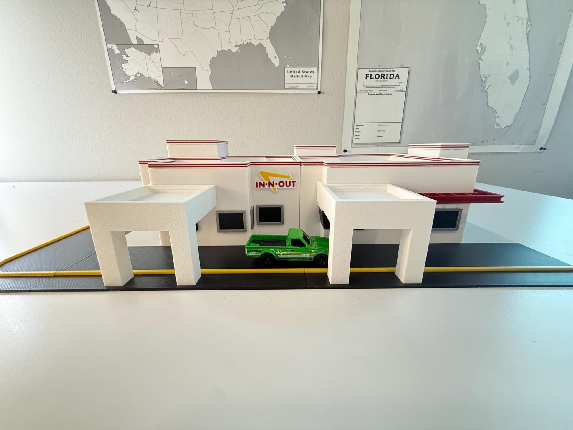 Large 1/64 Scale "In N Out Burger" Diorama: 3D Printed Display, NO Assembly required!!! - ZS3DPrintZ