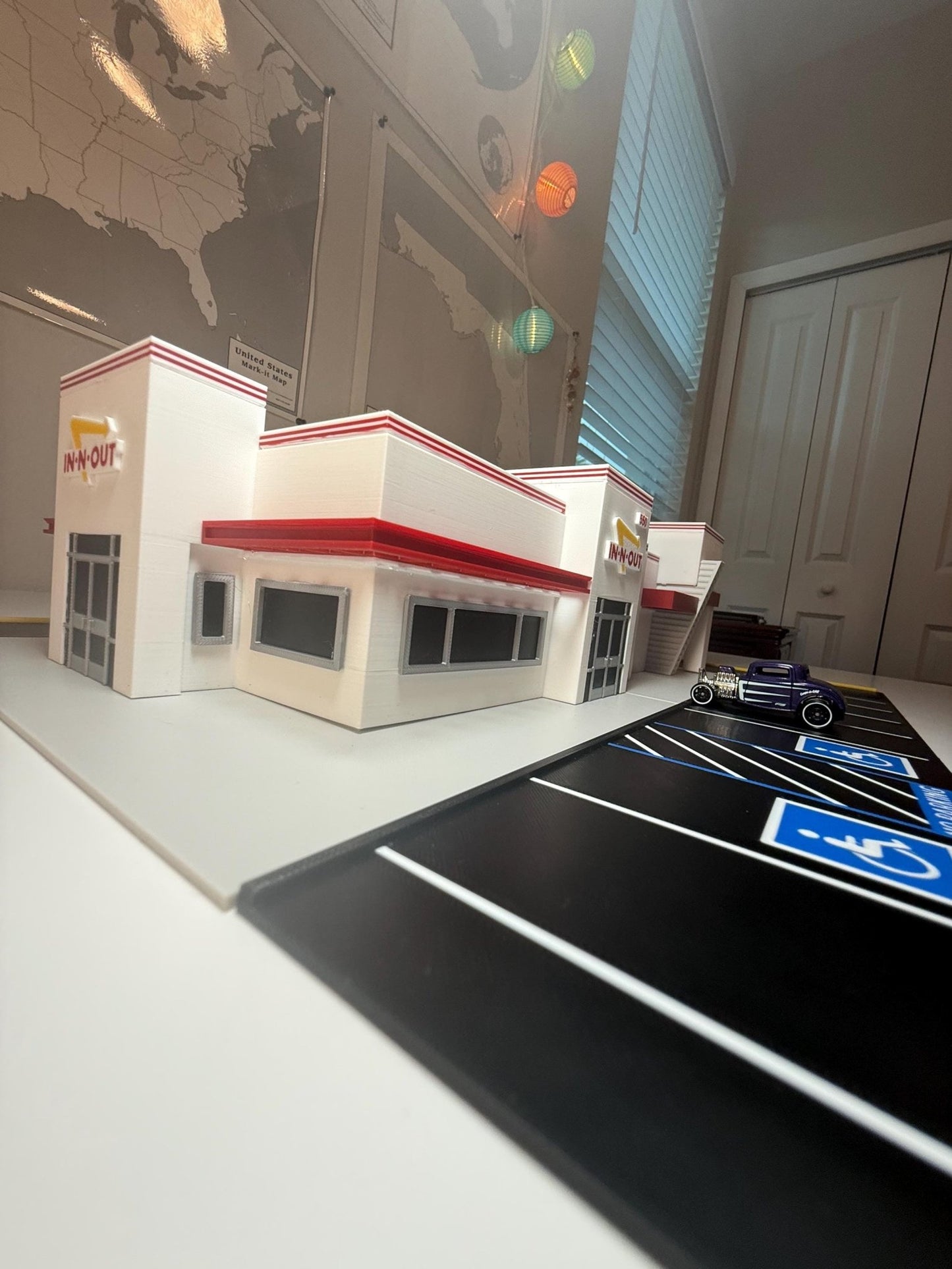 Large 1/64 Scale "In N Out Burger" Diorama: 3D Printed Display, NO Assembly required!!! - ZS3DPrintZ